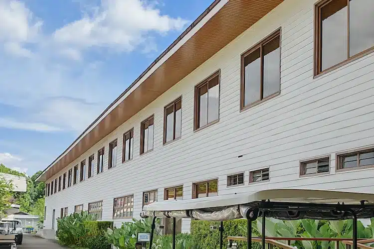 Sliding Windows in Nouveau Resort