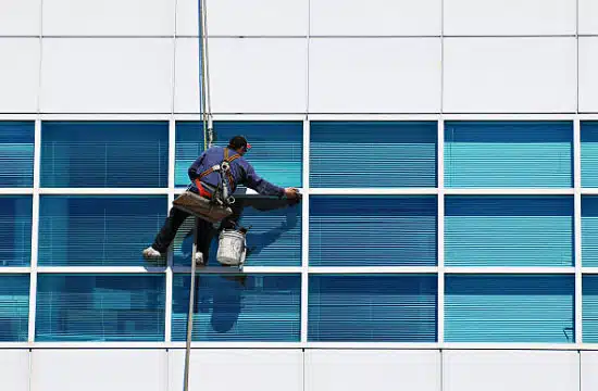 Curtain wall cleaning equipment