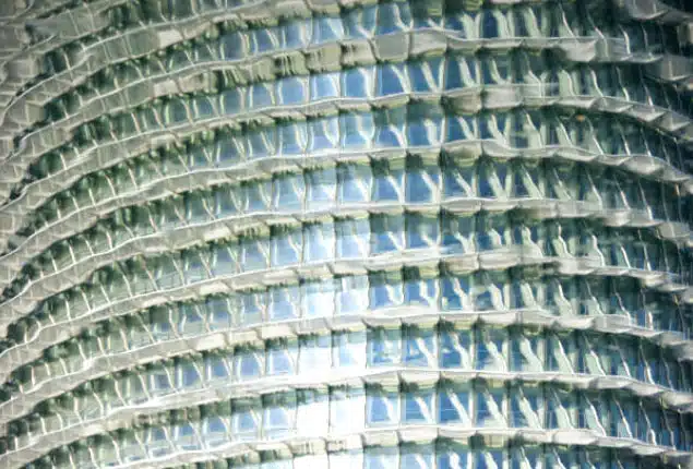 obvious distortion of glass curtain wall