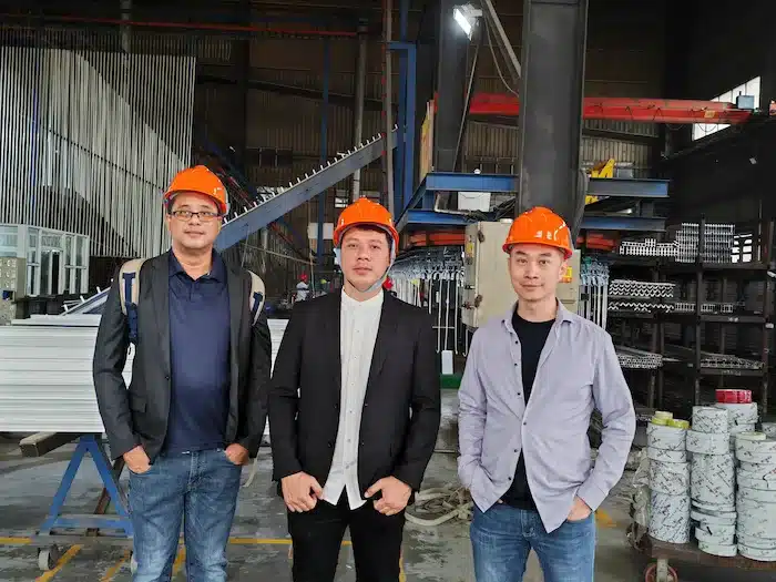 قائد SunFrame والعملاء في مصنعنا