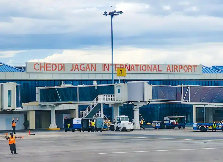 Solar Control in Airport Facades-1