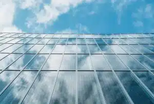 تطبيقات الزجاج الكهروضوئي في أنظمة البناء عبر المناطق