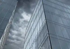 الواجهات الزجاجية الموحدة تحت أحمال الرياح الجانبية للأعاصير