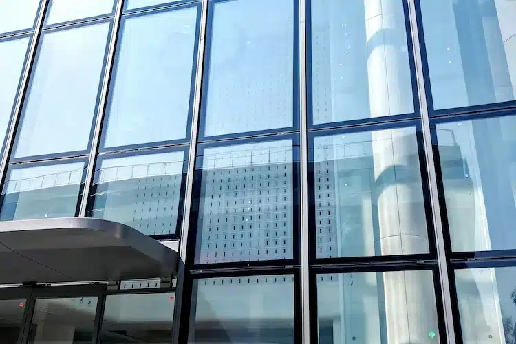 جدار ستائري زجاجي فوتوفولطي بيروفسكيت