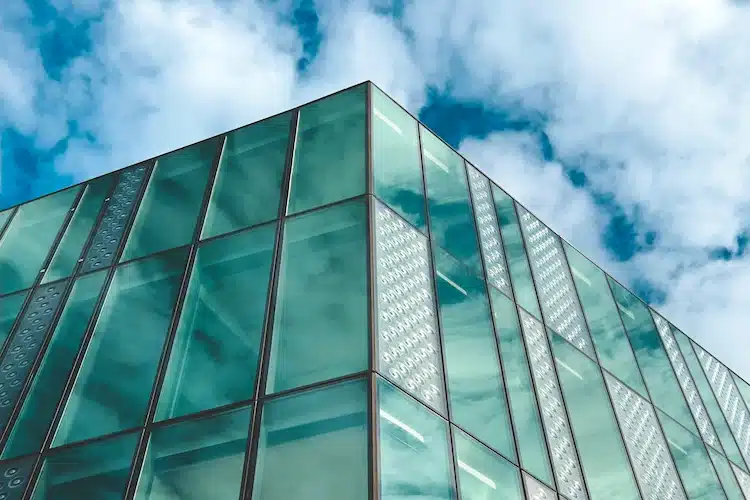 أنظمة الواجهات الكهروضوئية المدمجة في المباني (BIPV)